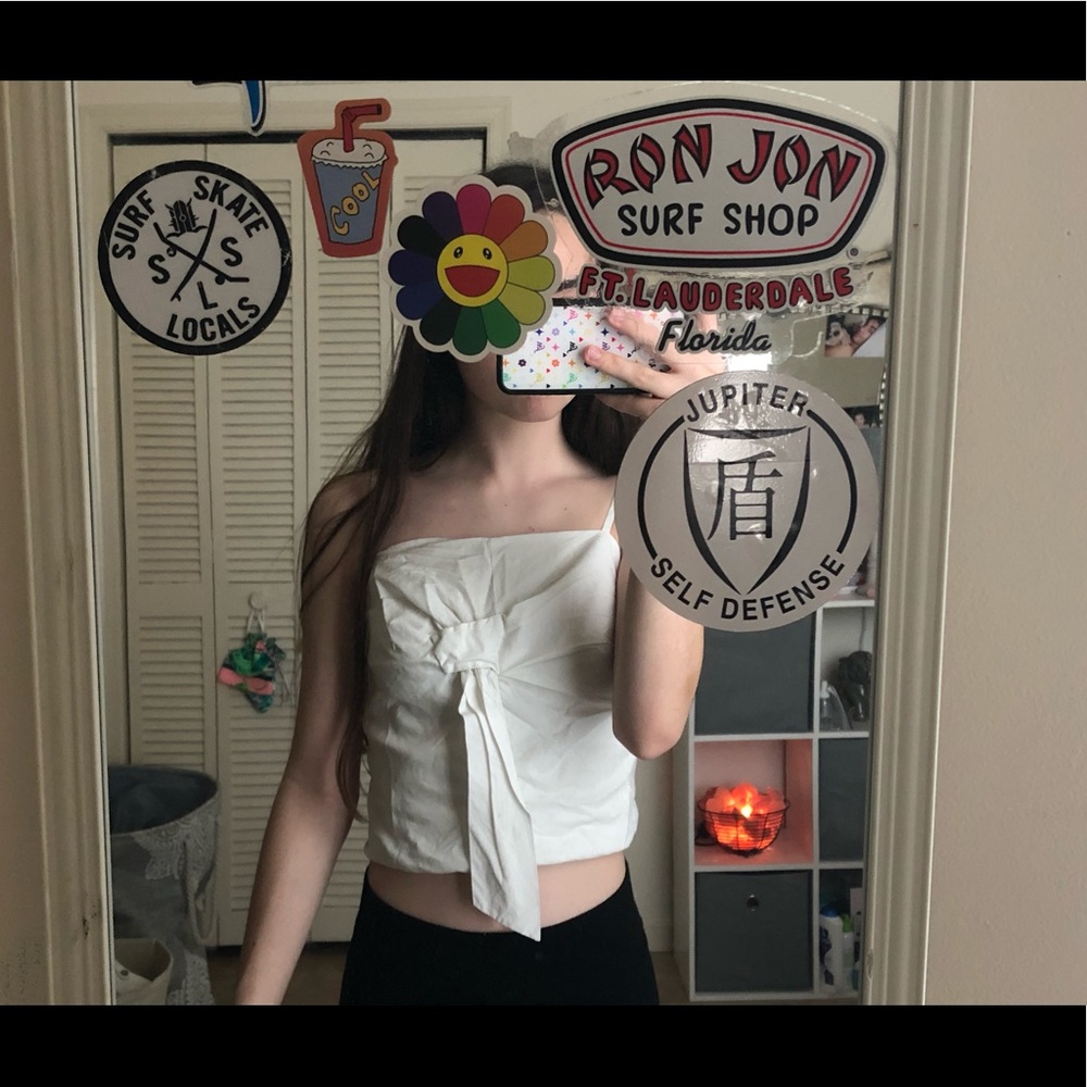 White crop guess shirt